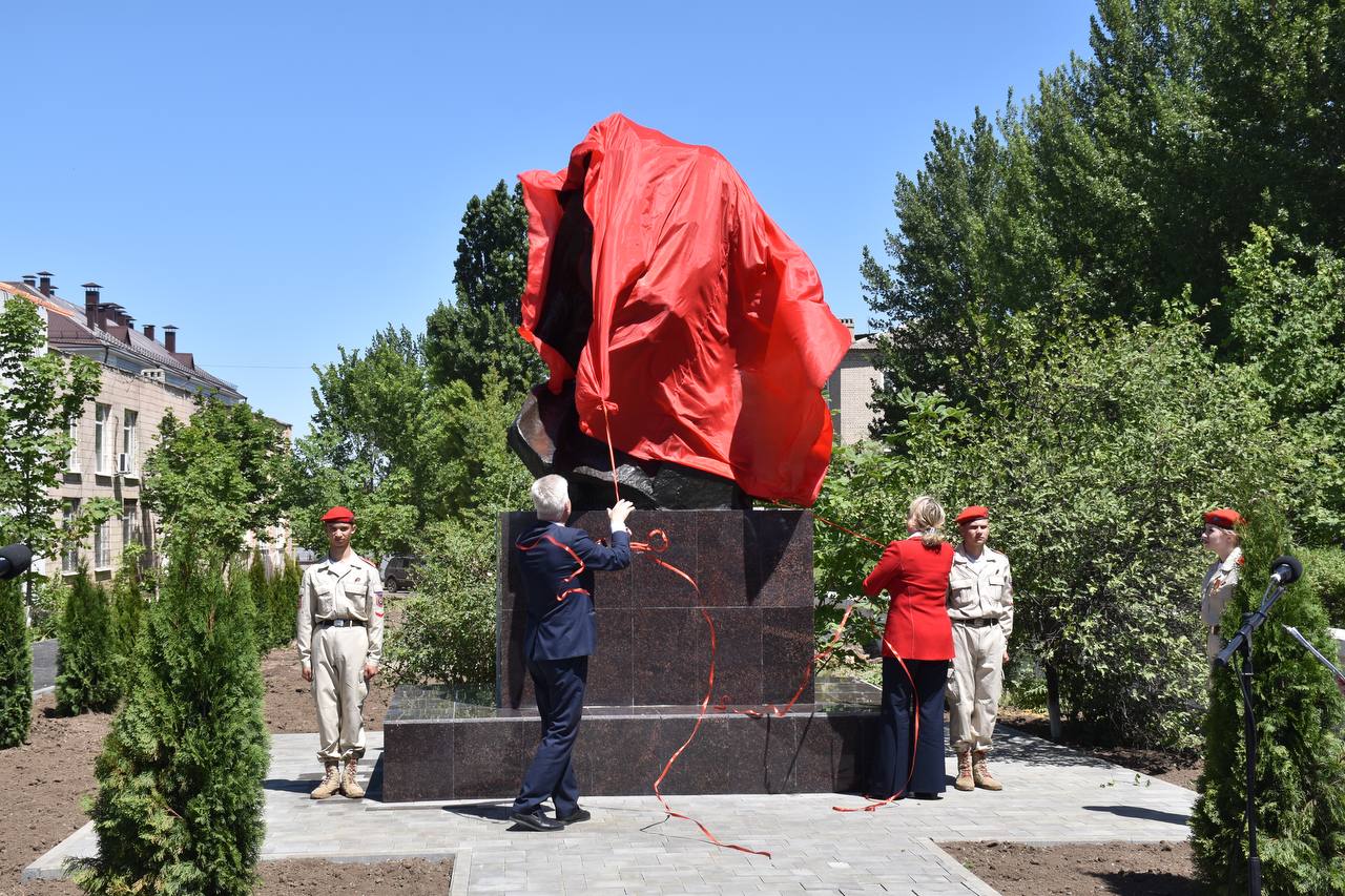 Памятник Максиму Горькому открыли в Краснодоне | 28.05.2024 | Луганск -  БезФормата